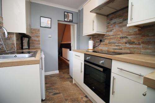 Cosy 3BR Home, Scenic Views, Ideal for Walks & Work