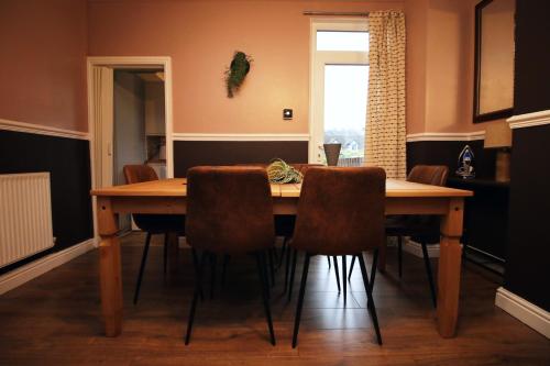 Cosy 3BR Home, Scenic Views, Ideal for Walks & Work