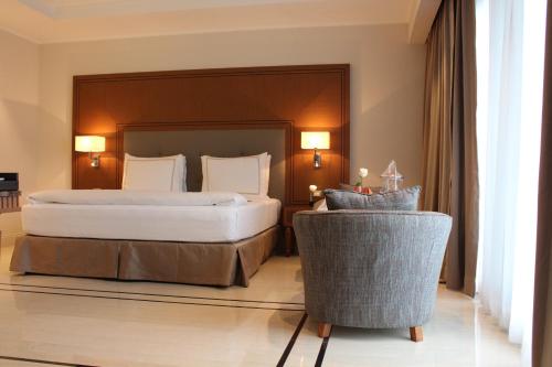 1 king bed, 2 sofa beds