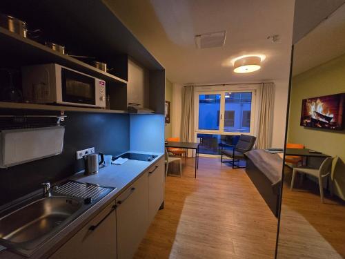 Kitchen, Fair n Square Hotel 24 Stunden Self-Check In in Arheilgen