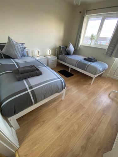 3 Bed House - Sleeps 6 - Garden - Parking - Wifi in Penrhyn Bay