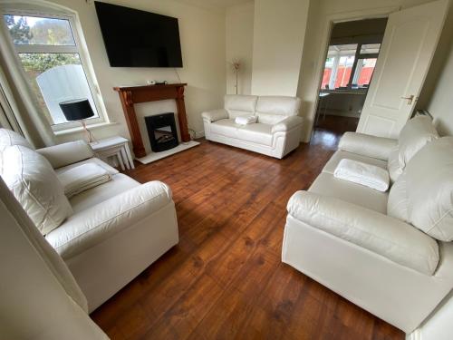 3 Bed House - Sleeps 6 - Garden - Parking - Wifi in Penrhyn Bay