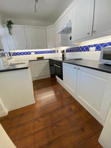 virtuve, 3 Bed House - Sleeps 6 - Garden - Parking - Wifi in Penrhyn Bay