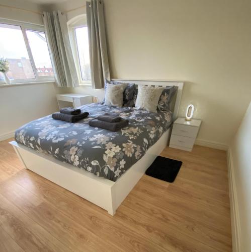 3 Bed House - Sleeps 6 - Garden - Parking - Wifi - Conwy