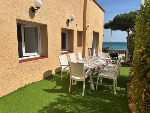  Apartamento con jardín a 11 metros de la playa. B1. in Palamós