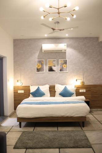 King Suite with Balcony room in Gallivanto Inn - Rohini
