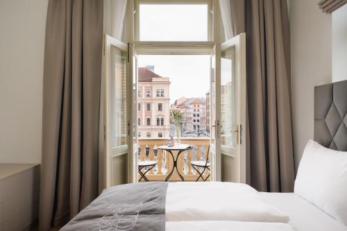 DELUXE Apartment with balcony and square view image 10