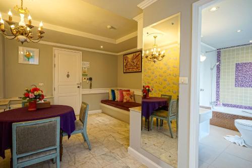 At Pingnakorn Nimman Hotel near Chiang Mai University