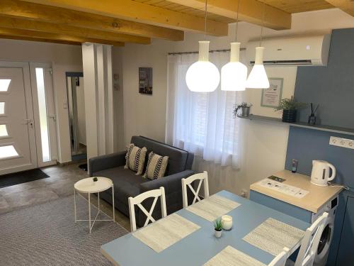 Vízitündér Pihenőpark Apartmanok (Vizitunder Pihenopark Apartmanok) in Ujhartyan