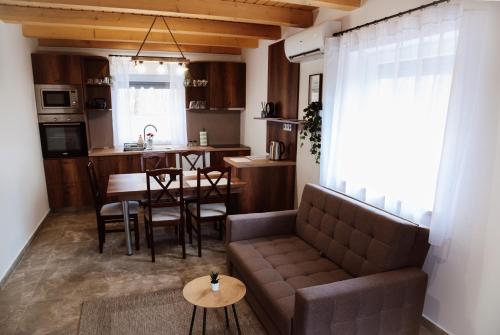 Vízitündér Pihenőpark Apartmanok (Vizitunder Pihenopark Apartmanok) in Ujhartyan