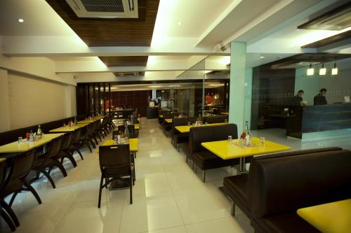 Restaurant, Nestor Hotel in Mumbai