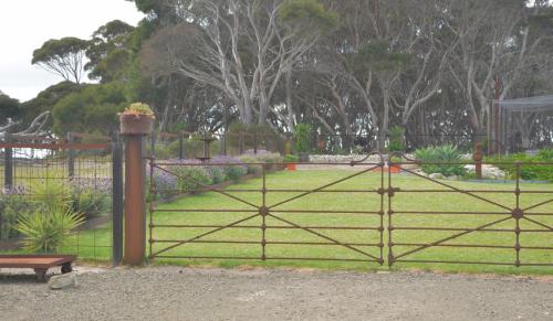 Penneshaw Ocean View Premium Couples Retreat "The Rusty Kangaroo"