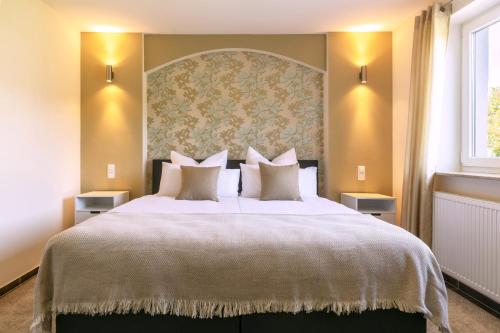 1 queen bed, 2 sofa beds