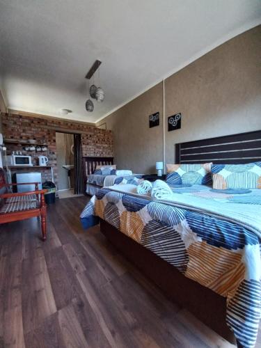 1 queen bed, 1 twin bed