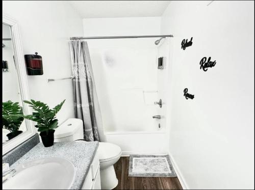 King Suite - Private Bath - Home Theater Room 1 in Morrow, USA