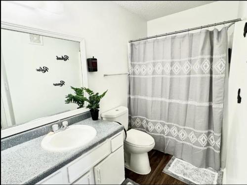 King Suite - Private Bath - Home Theater Room 1 in Morrow, USA