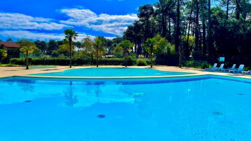 Chalet paisible à la plage, piscine et tennis