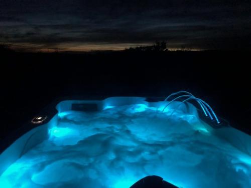 Hot tub, Le Spa est dans le Pre in Chateau-Renard