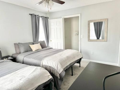 Double Queen Suite Home Theater WiFi Room 3 in Morrow, USA