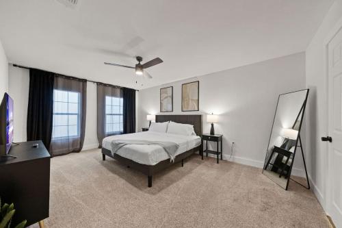 Spacious 6 Bed House near Airport, Pet-Friendly, Close to AFB in San Antonio, USA