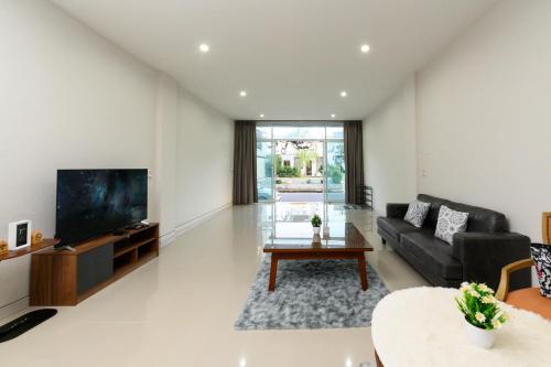 Calla House Hatyai for 18pax in Prime location 6 mins drive to Lee Grd