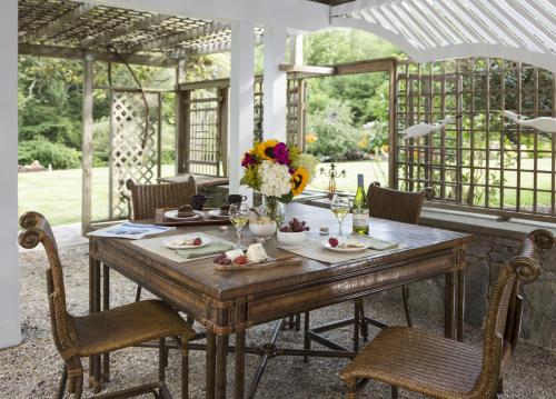 Abbey's Lantern Hill Inn - image 2