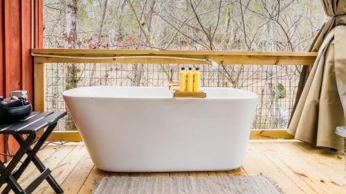 Romantic spot! Huge deck with outdoor soaking tub