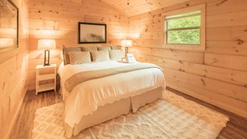 Romantic spot! Huge deck with outdoor soaking tub