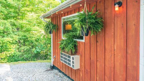 Romantic spot! Huge deck with outdoor soaking tub