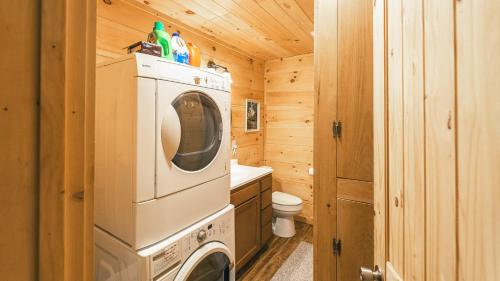 Romantic spot! Huge deck with outdoor soaking tub