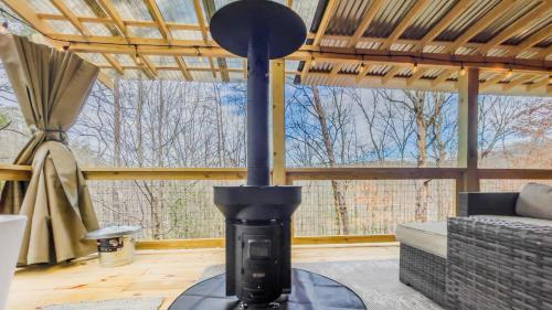 Romantic spot! Huge deck with outdoor soaking tub