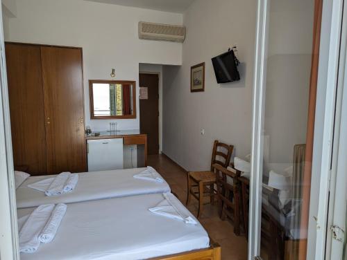 HELEN'S ROOMS