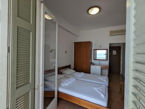 HELEN'S ROOMS