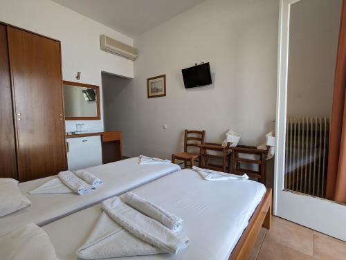 HELEN'S ROOMS