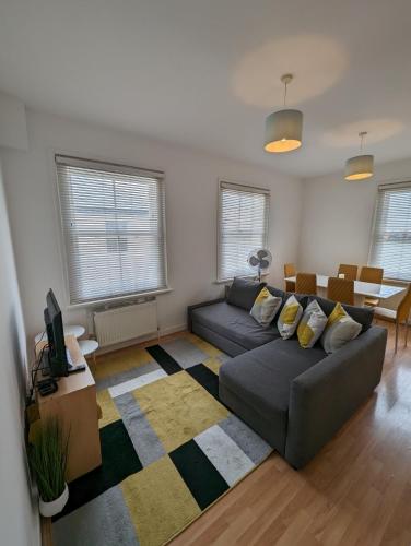 2 bedroom apartment in Gravesend 10 mins walk from train station with free parking - Apartment - Gravesend