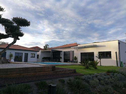 Casa Albera contemporaine piscine vue montagne chambre d'hôte Laroque-des-Albères