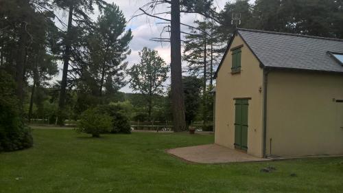 Gite meublé avec étang en lisière de forêt. - Location saisonnière - Saint-Mars-d'Outillé