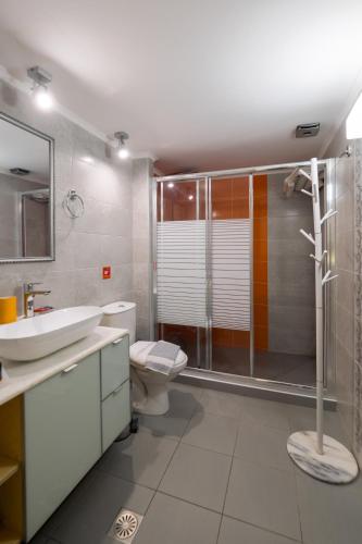 Deluxe Twin Room image 6