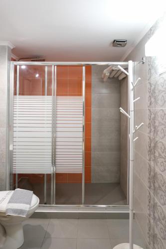 Deluxe Twin Room image 7