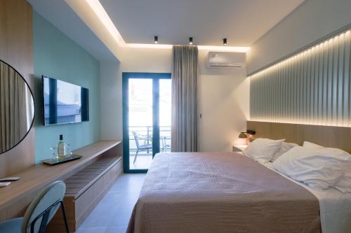 Deluxe Double Room with Balcony image 3