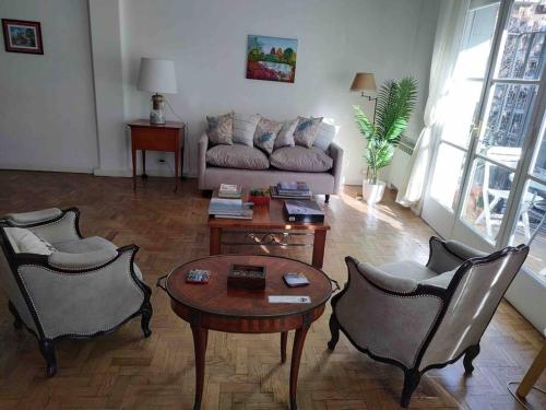 Spacious and comfortable apartment (holidays/work)