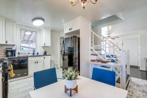 Updated Arlington Townhome about 5 Mi to National Mall in Arlington, USA