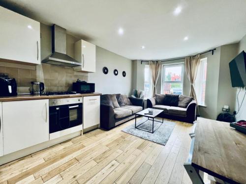 Lovely 4 bed (sleeps 8) apartment close to city, Manchester