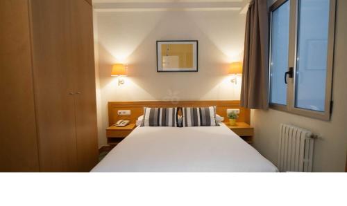 Hotel Zaragoza Plaza - Tap to explore photos