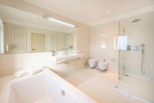 ห้องน้ำ, Casa Rosário - Three Bedroom Villa with Private Pool (Casa Rosario - Three Bedroom Villa with Private Pool) in ไบโร โด โรซาเรียว