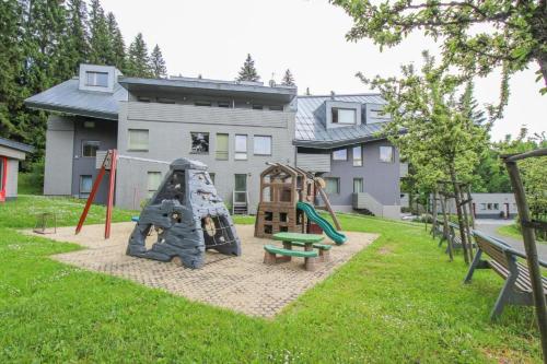 Parque infantil, Family studio Resident s terasou a garáží (Family studio Resident s terasou, garazi, kuchynskou linkou, vhodne i pro rodiny s detmi, u sjezdovk) in Harrachov