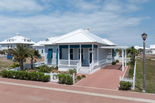 Three-Bedroom House room in Sea Pointer Inn - Private beach house with Pool home