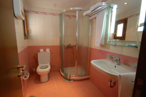 2 bedrooms, 4 beds
