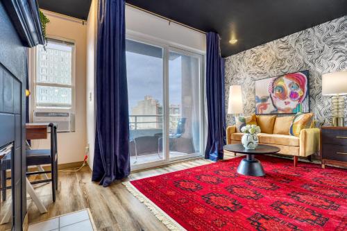 Queen Room with Balcony image 8