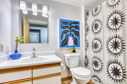 Queen Room with Balcony image 2
